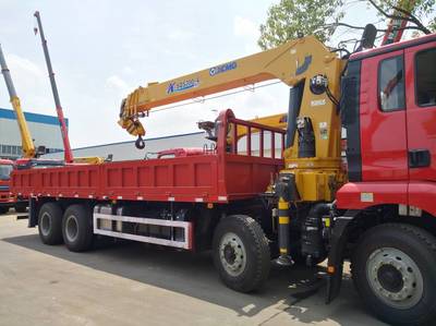 陜汽德龍新M3000搭載徐工12噸隨車吊 高效物流與重型吊裝的黃金組合